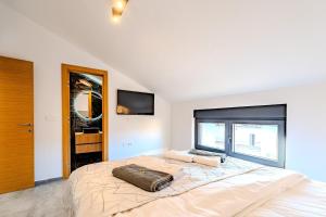 Family-friendly apartments with swimming pool Vir - Kozjak, Vir - 22971