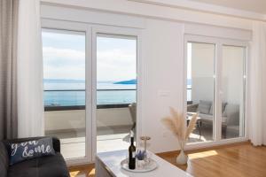 Apartments with parking space Makarska - 23931