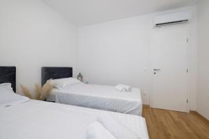 Apartments with parking space Makarska - 23931