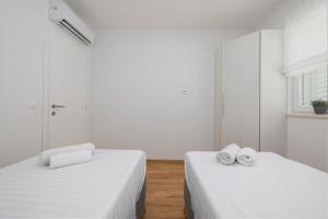 Apartments with parking space Makarska - 23931
