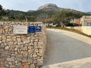 Holiday house with a parking space Bol, Brac - 23788