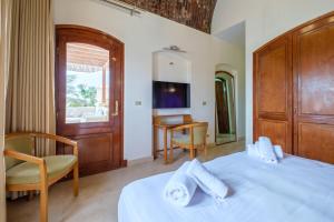 Serene 4BR Villa • Authentic West Golf