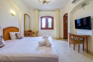 Serene 4BR Villa • Authentic West Golf