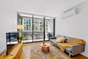 889 Collins - Modern Executive 1BR Apt at Docklands