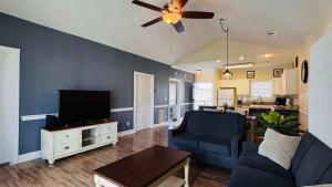 Absolutely Adorable condo in the center of MB