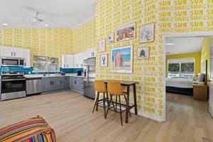 Sunshine House #1-Selfie-Friendly - Steps to Beach