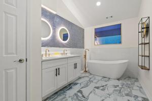 Sunshine House #1-Selfie-Friendly - Steps to Beach