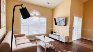 Adorable 1BR condo with pool view at Magnolia