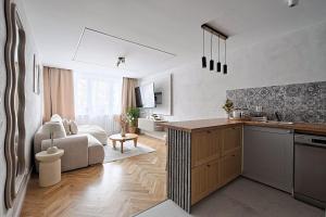 *Top* Full Black Out AC Fast Wi-fi, Standing Desk