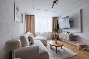 *Top* Full Black Out AC Fast Wi-fi, Standing Desk