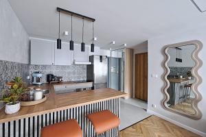 *Top* Full Black Out AC Fast Wi-fi, Standing Desk