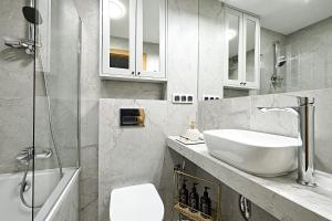 *Top* Full Black Out AC Fast Wi-fi, Standing Desk