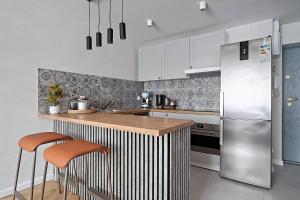 *Top* Full Black Out AC Fast Wi-fi, Standing Desk