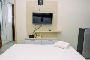 Elegant and Nice Studio at Evenciio Margonda Apartment By Travelio