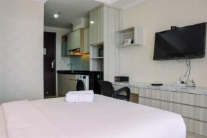 Strategic and Minimalist Studio at Menteng Park Apartment By Travelio