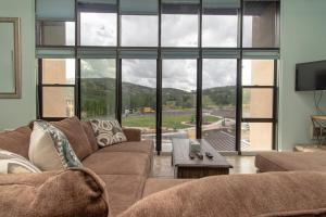 10 Guests 3BR 2BA Large Living Area & Wood Fire