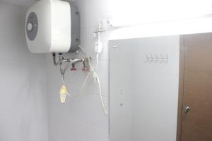 Modern & Contemporary Studio at Beverly Dago Apartment near ITB By Travelio