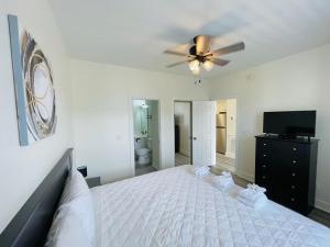 Stylish newly renovated condo on the golf course