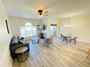 Stylish newly renovated condo on the golf course
