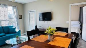 River Oaks Gorgeous 1BR condo