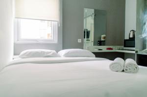 Nice Studio Apartment at Aeropolis Residence near CGK Airport By Travelio