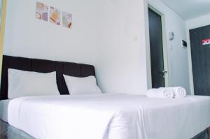Nice and Comfort Studio at Serpong Garden Apartment By Travelio