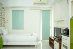 Homey and Cozy Stay Studio at Margonda Residence 2 Apartment By Travelio