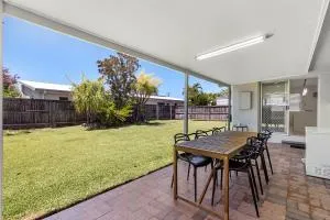 Very well presented 3 bedroom home welcoming 8 guests and the dog is allowed too - Tanawha