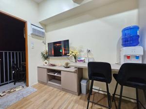 Elegant Studio with balcony unit 625 - 6th floor - near Ateneo De Cebu - High speed internet - Northwoods Place
