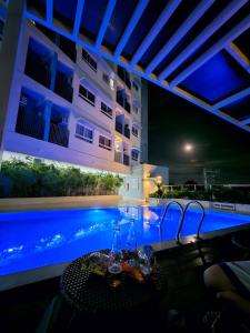 Elegant Studio with balcony unit 625 - 6th floor - near Ateneo De Cebu - High speed internet - Northwoods Place