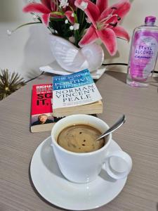 Elegant Studio with balcony unit 625 - 6th floor - near Ateneo De Cebu - High speed internet - Northwoods Place