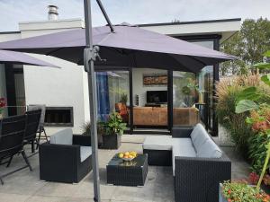 Breskens Chalet Lampenfieber Breskens mit Zaun Hausnr A027