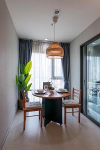 Luxurious Apartment with Train Access