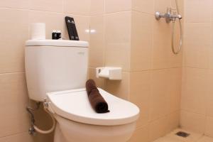 Comfort Studio Room at Oasis Cikarang Apartment By Travelio