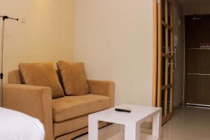 Comfort Studio Room at Oasis Cikarang Apartment By Travelio