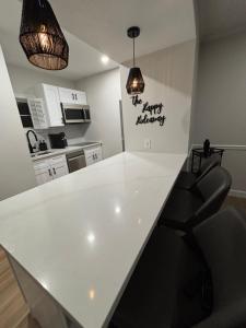 Newly Renovated Villa with King Bed and Amenities, 1 mile to Mohegan Sun