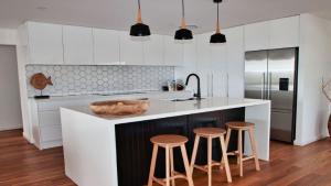 The Pool House - Light and Spacious