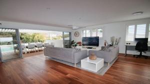 The Pool House - Light and Spacious