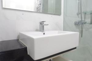 Stylish Studio Apartment Connected to Ciputra World Mall at The Vertu By Travelio