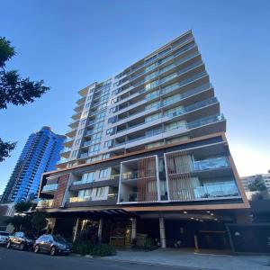 Luxury 2 Bedroom Apt near South Bank with Free Car Park, Pool, City Views and Sofa Bed