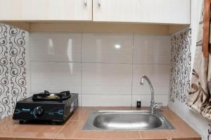 Comfy and Tidy Studio Apartment at Margonda Residence 4 near UI By Travelio