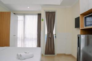 Fancy and Nice Studio Room at Menteng Park Apartment By Travelio