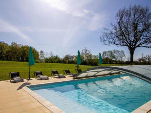 Maisons de vacances Gite Authentique avec Piscine, Cheminee et Etang Prive a Naussannes - Proche Bergerac - FR-1-616-205 : photos des chambres