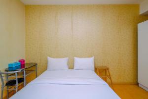 Comfort and Tidy Studio Apartment Serpong Greenview By Travelio