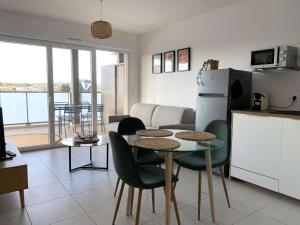 Appartements Appartement T2 avec terrasse et parking, vue sur l-etang de Thau - FR-1-553-296 : photos des chambres