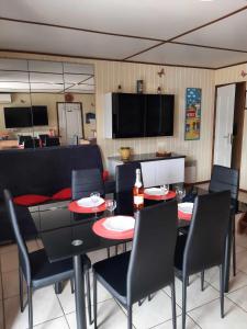 Maison avec piscine chauffée de Pâques à la toussaint accès animation & parc aquatique de juin à fin septembre