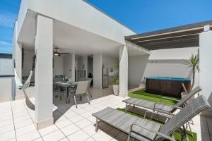 Cairns Penthouse - Private Rooftop Outdoor Gym, Spa & TV Area with Sunset & Mountain Views