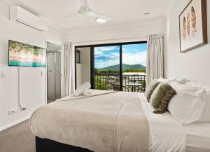 Cairns Penthouse - Private Rooftop Outdoor Gym, Spa & TV Area with Sunset & Mountain Views