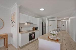 Cairns Penthouse - Private Rooftop Outdoor Gym, Spa & TV Area with Sunset & Mountain Views