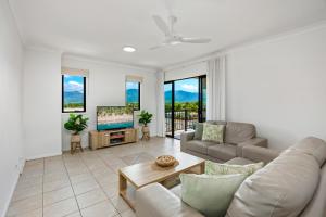 Cairns Penthouse - Private Rooftop Outdoor Gym, Spa & TV Area with Sunset & Mountain Views